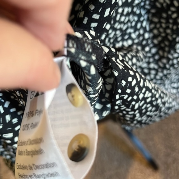 Black-and-white V-neck three-quarter sleeve hidden buttons in the front blouse​ - Picture 10 of 11